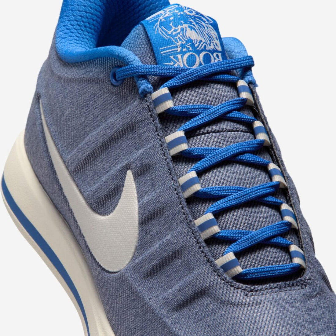 Nike Book 2 Must Be The Denim avec tige en textile effet denim, renforts synthétiques, silhouette basketball rétro et semelle extérieure à traction multidirectionnelle.