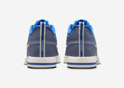 Nike Book 2 Must Be The Denim avec tige en textile effet denim, renforts synthétiques, silhouette basketball rétro et semelle extérieure à traction multidirectionnelle.