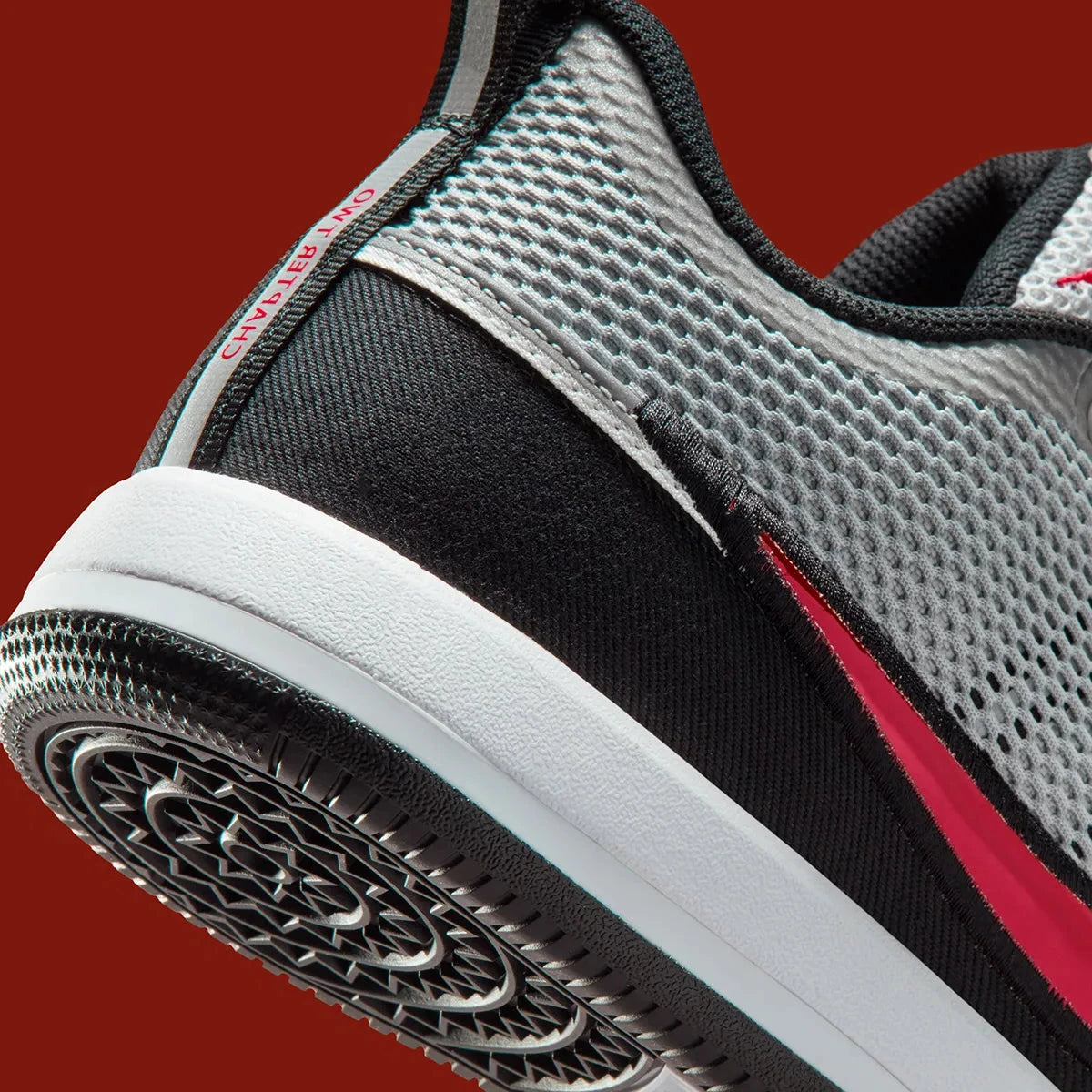 Sneakers Nike Book 2 SP Spiridon en mesh respirant avec renforts synthétiques, coloris Sport Red, amorti performant et design hybride running basketball.