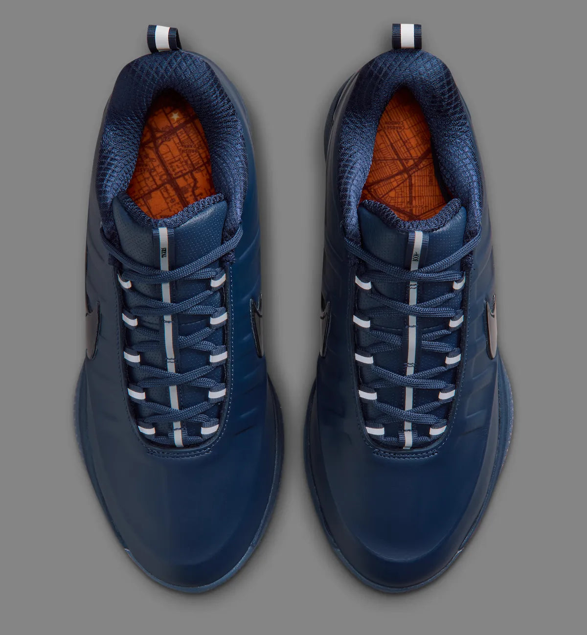 Nike Book 2 SE Detroit Tigers avec tige en textile technique respirant, empiècements structurés, détails inspirés des Detroit Tigers et semelle extérieure à traction multidirectionnelle.