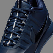 Nike Book 2 SE Detroit Tigers avec tige en textile technique respirant, empiècements structurés, détails inspirés des Detroit Tigers et semelle extérieure à traction multidirectionnelle.