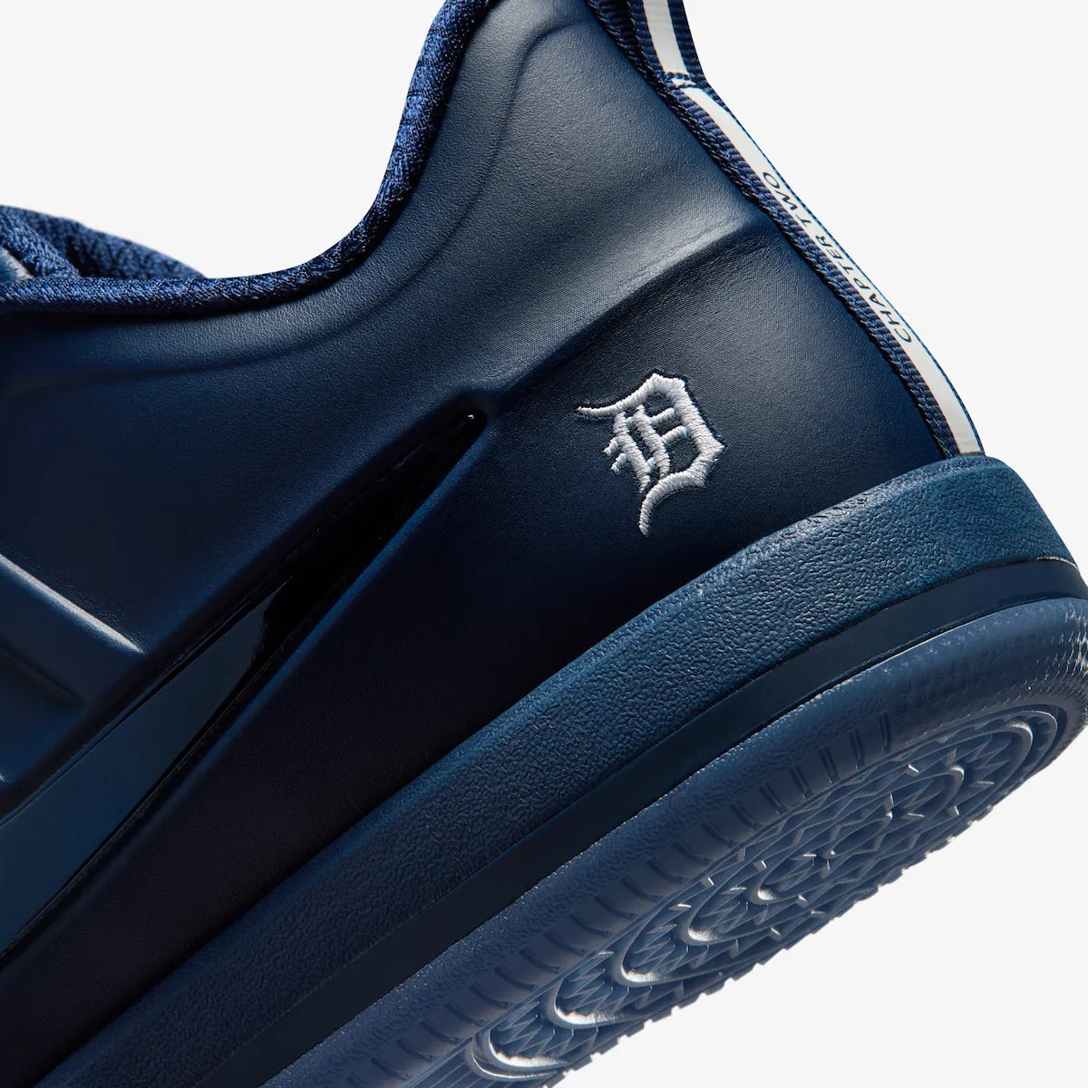  Nike Book 2 SE Detroit Tigers avec tige en textile technique respirant, empiècements structurés, détails inspirés des Detroit Tigers et semelle extérieure à traction multidirectionnelle.