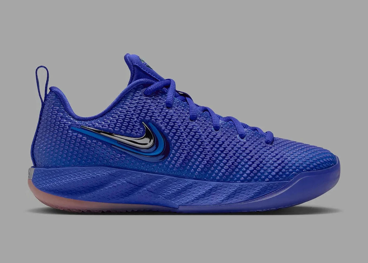 Nike Caitlin 1 Caitlin Blue IH7423-400 en Racer Blue avec empeigne Opticast, double Swoosh, logo CC et semelle basketball technique.