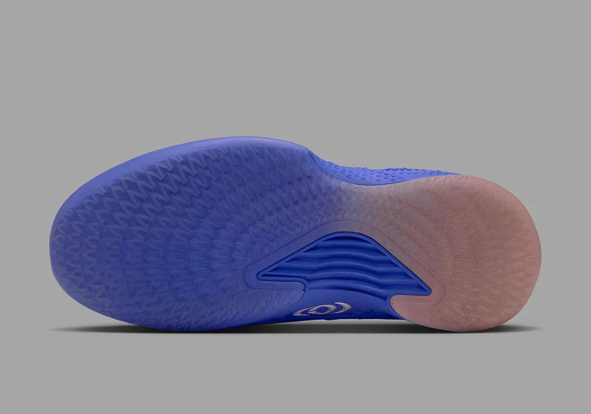 Nike Caitlin 1 Caitlin Blue IH7423-400 en Racer Blue avec empeigne Opticast, double Swoosh, logo CC et semelle basketball technique.