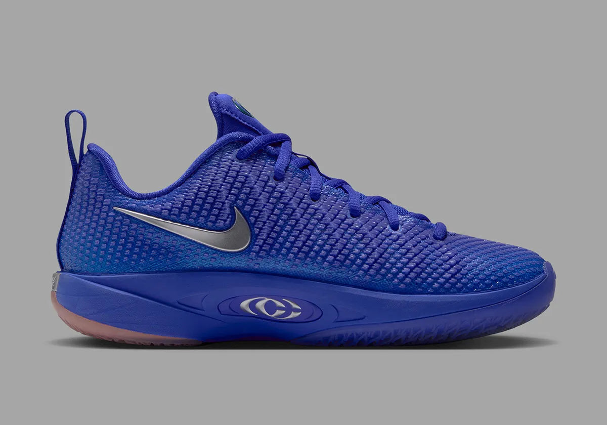 Nike Caitlin 1 Caitlin Blue IH7423-400 en Racer Blue avec empeigne Opticast, double Swoosh, logo CC et semelle basketball technique.