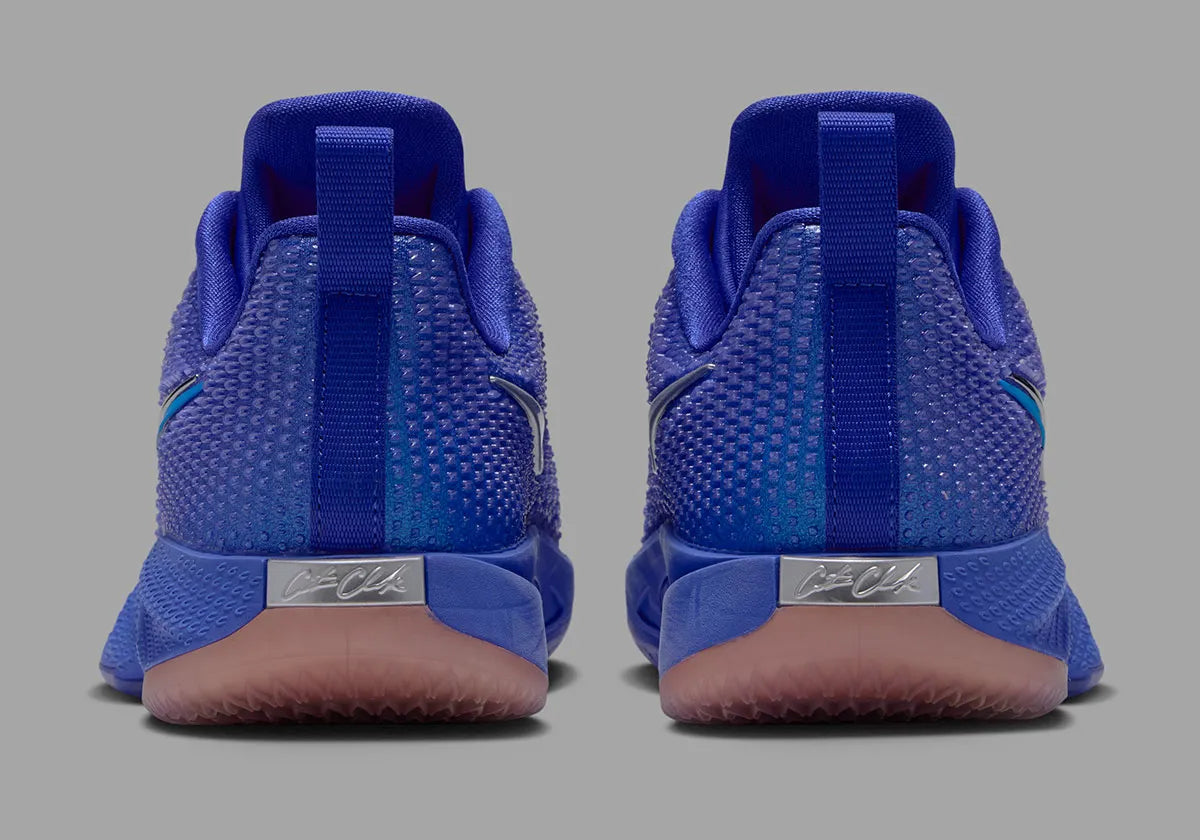 Nike Caitlin 1 Caitlin Blue IH7423-400 en Racer Blue avec empeigne Opticast, double Swoosh, logo CC et semelle basketball technique.