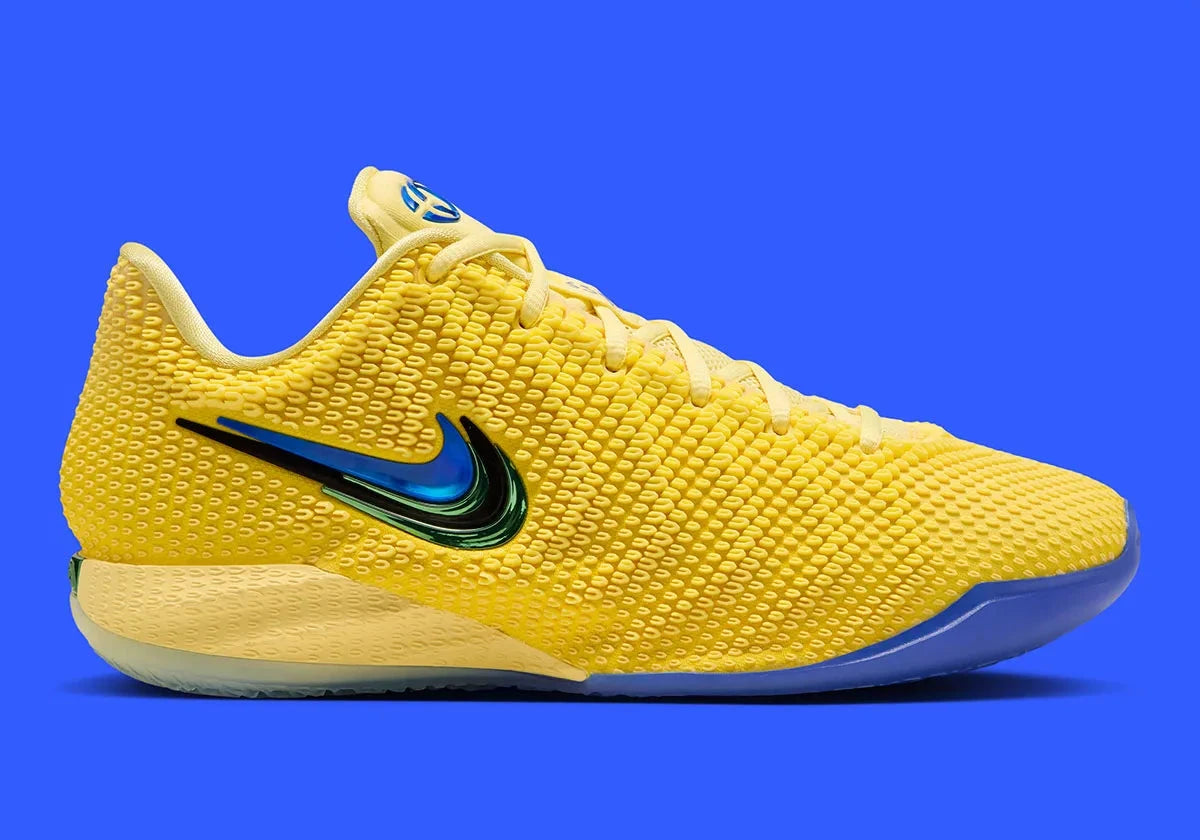 Nike Caitlin 1 Warning Code IH7423-700 jaune Yellow Zest et Racer Blue avec empeigne Opticast, Air Zoom Turbo et logo Caitlin Clark.
