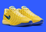 Nike Caitlin 1 Warning Code IH7423-700 jaune Yellow Zest et Racer Blue avec empeigne Opticast, Air Zoom Turbo et logo Caitlin Clark.