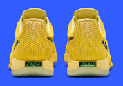 Nike Caitlin 1 Warning Code IH7423-700 jaune Yellow Zest et Racer Blue avec empeigne Opticast, Air Zoom Turbo et logo Caitlin Clark.
