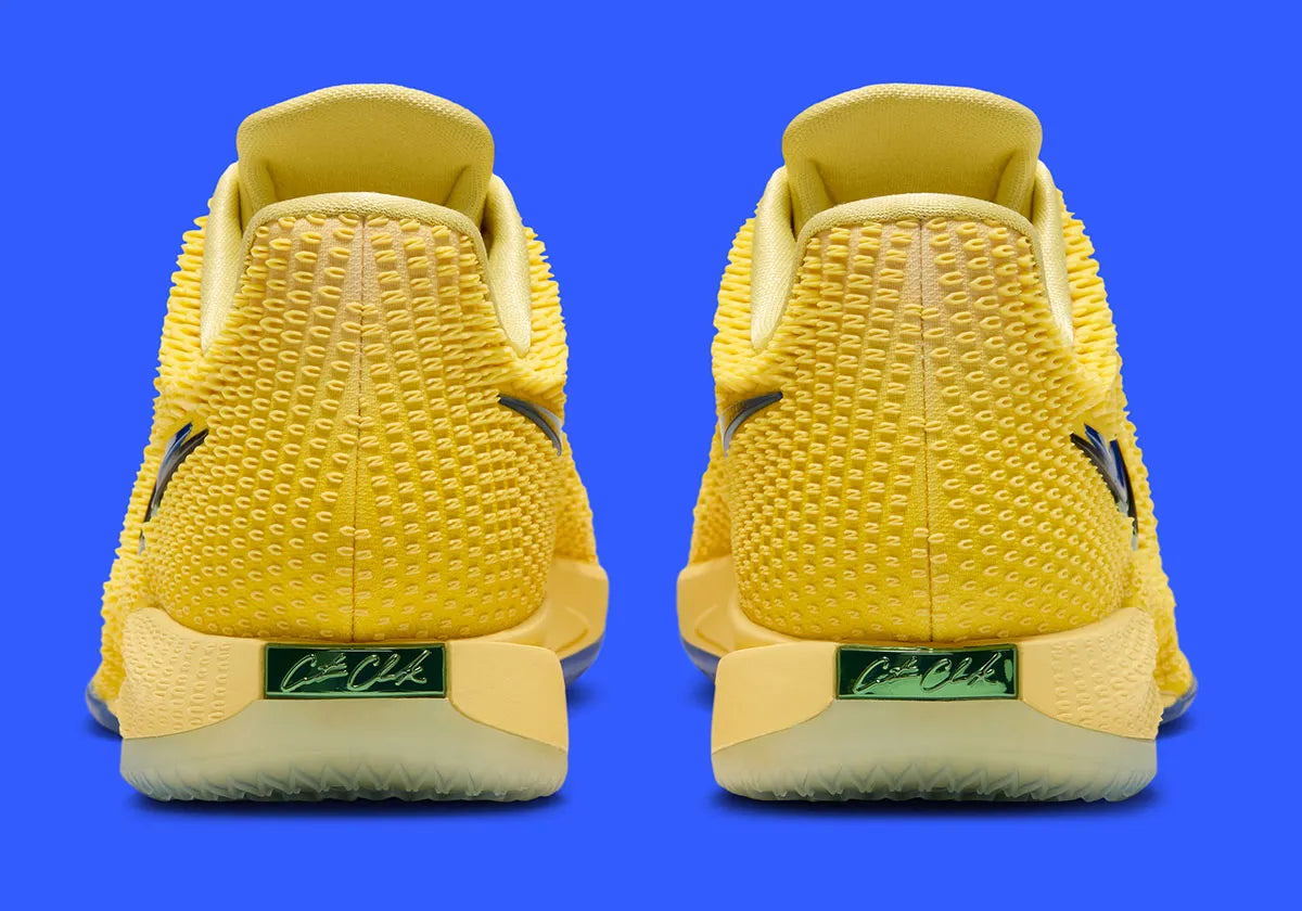 Nike Caitlin 1 Warning Code IH7423-700 jaune Yellow Zest et Racer Blue avec empeigne Opticast, Air Zoom Turbo et logo Caitlin Clark.