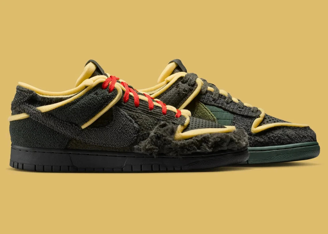 Sneakers Nike Dunk Low Cactus Plant Flea Market en Swamp, Sponge et Sequoia en cuir premium avec détails graphiques distinctifs.