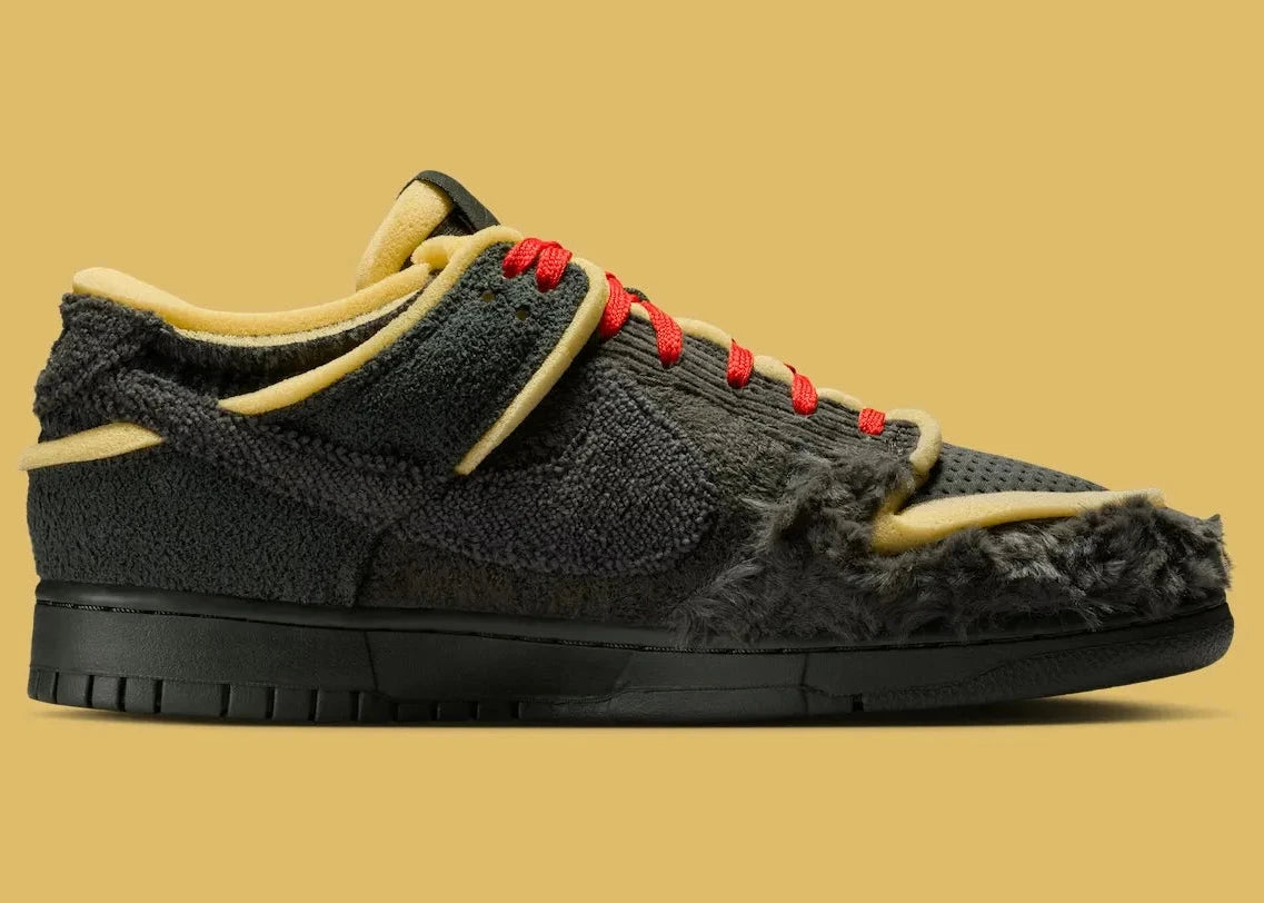 Sneakers Nike Dunk Low Cactus Plant Flea Market en Swamp, Sponge et Sequoia en cuir premium avec détails graphiques distinctifs.