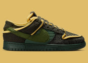 Sneakers Nike Dunk Low Cactus Plant Flea Market en Swamp, Sponge et Sequoia en cuir premium avec détails graphiques distinctifs.