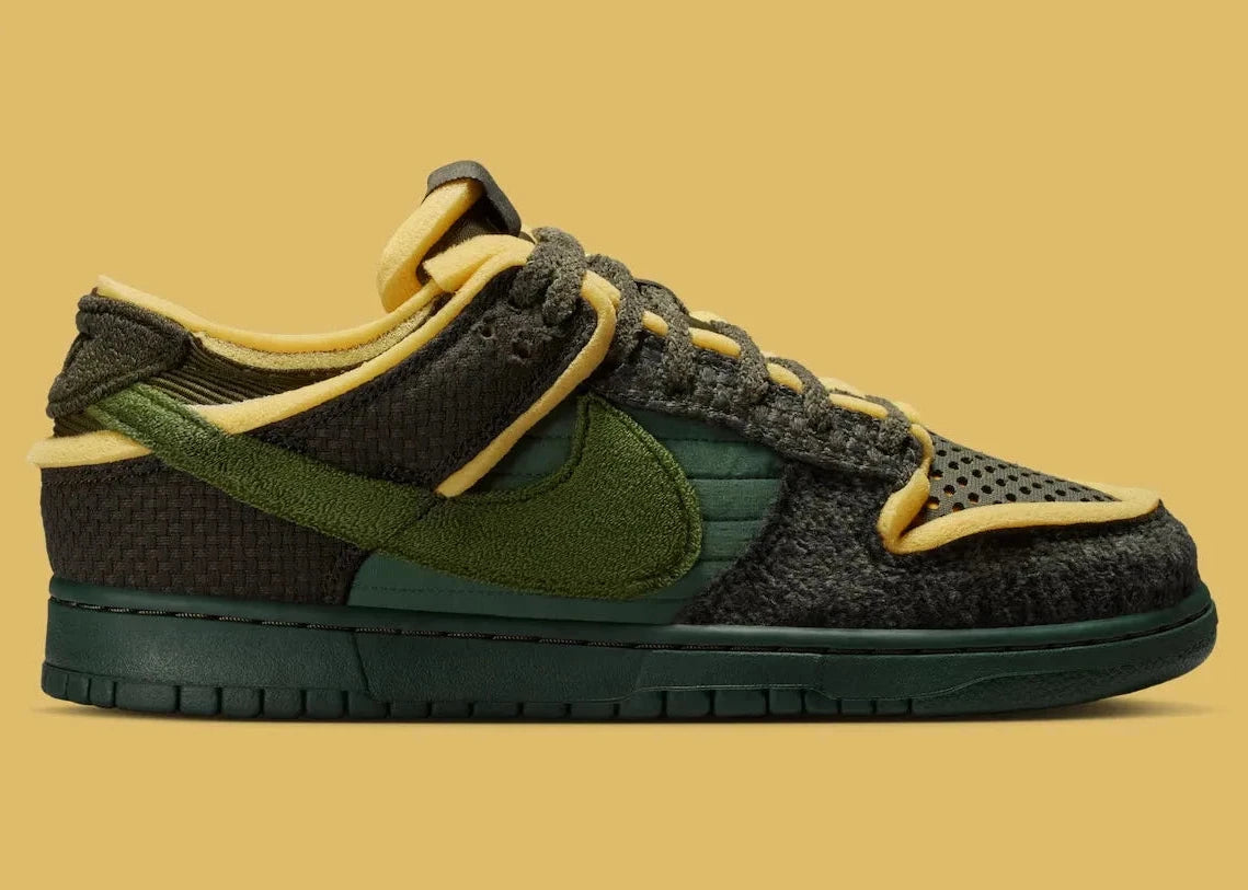 Sneakers Nike Dunk Low Cactus Plant Flea Market en Swamp, Sponge et Sequoia en cuir premium avec détails graphiques distinctifs.