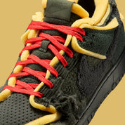 Sneakers Nike Dunk Low Cactus Plant Flea Market en Swamp, Sponge et Sequoia en cuir premium avec détails graphiques distinctifs.