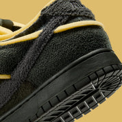 Sneakers Nike Dunk Low Cactus Plant Flea Market en Swamp, Sponge et Sequoia en cuir premium avec détails graphiques distinctifs.