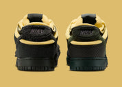 Sneakers Nike Dunk Low Cactus Plant Flea Market en Swamp, Sponge et Sequoia en cuir premium avec détails graphiques distinctifs.