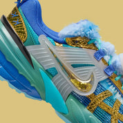 Vue zoomée sur les détails du profil intérieur de la sneakers Nike V2K Run Doernbecher Khovny Vignery en matériaux premium avec design coloré expressif et superpositions techniques running