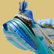 Vue zoomée sur les détails arrière de la sneakers Nike V2K Run Doernbecher Khovny Vignery en matériaux premium avec design coloré expressif et superpositions techniques running