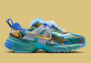 Sneakers Nike V2K Run Doernbecher Khovny Vignery en matériaux premium avec design coloré expressif et superpositions techniques running vue de profil intérieur. 