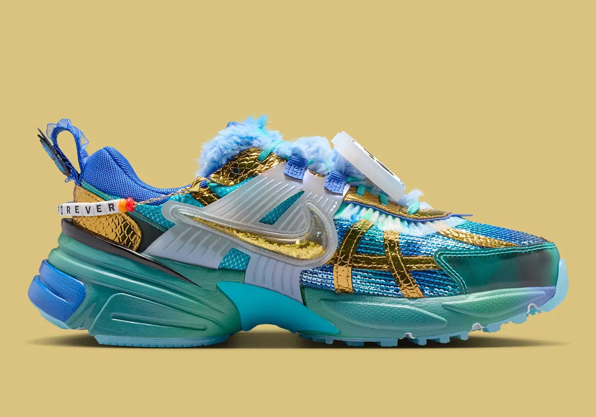 Sneakers Nike V2K Run Doernbecher Khovny Vignery en matériaux premium avec design coloré expressif et superpositions techniques running vue de profil intérieur. 