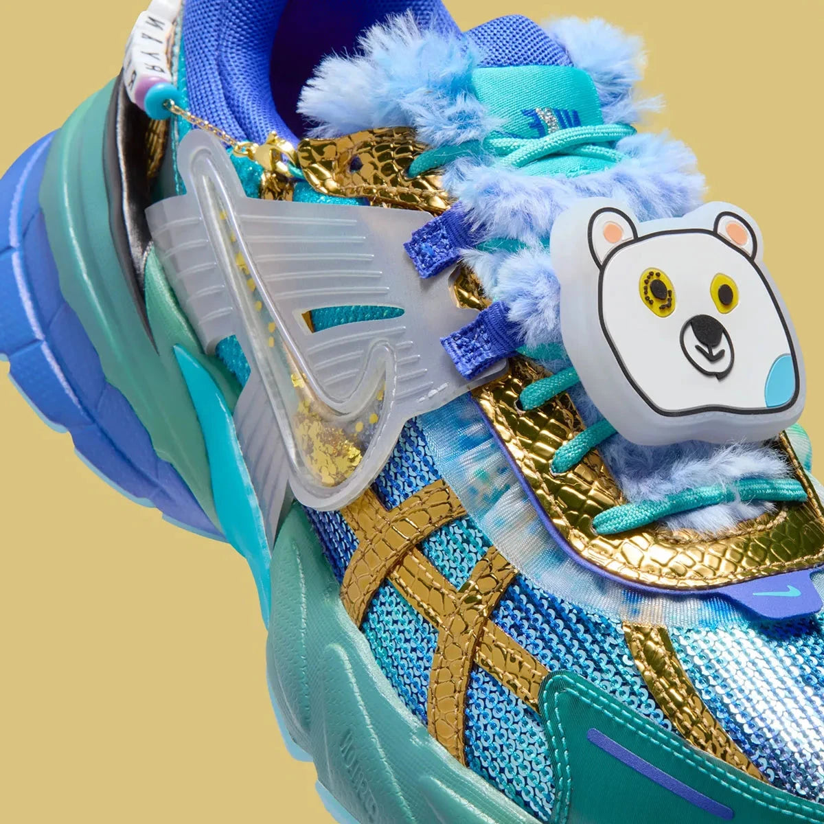 Vue zoomée sur les détails latéraux de la sneakers Nike V2K Run Doernbecher Khovny Vignery en matériaux premium avec design coloré expressif et superpositions techniques running