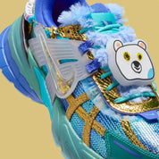 Vue zoomée sur les détails latéraux de la sneakers Nike V2K Run Doernbecher Khovny Vignery en matériaux premium avec design coloré expressif et superpositions techniques running