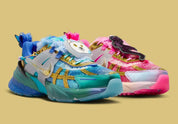Sneakers Nike V2K Run Doernbecher Khovny Vignery en matériaux premium avec design coloré expressif et superpositions techniques running vue de 3/4 face. 