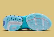 Vue sur la semelle de la sneakers Nike V2K Run Doernbecher Khovny Vignery en matériaux premium avec design coloré expressif et superpositions techniques running