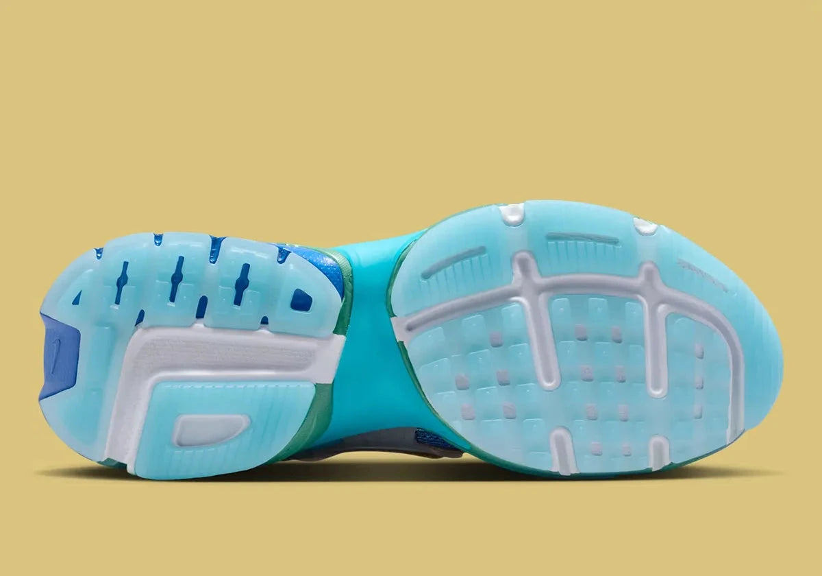 Vue sur la semelle de la sneakers Nike V2K Run Doernbecher Khovny Vignery en matériaux premium avec design coloré expressif et superpositions techniques running