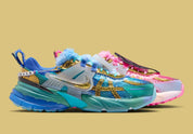 Sneakers Nike V2K Run Doernbecher Khovny Vignery en matériaux premium avec design coloré expressif et superpositions techniques running vue de profil. 