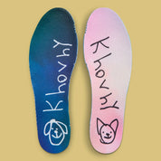 Vue sur la 2ème paire de semelle intérieure de la sneakers Nike V2K Run Doernbecher Khovny Vignery en matériaux premium avec design coloré expressif et superpositions techniques running