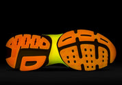 Vue sur la semelle "glow in the dark" du pied droit de la sneakers Nike V2K Run Doernbecher Khovny Vignery en matériaux premium avec design coloré expressif et superpositions techniques running