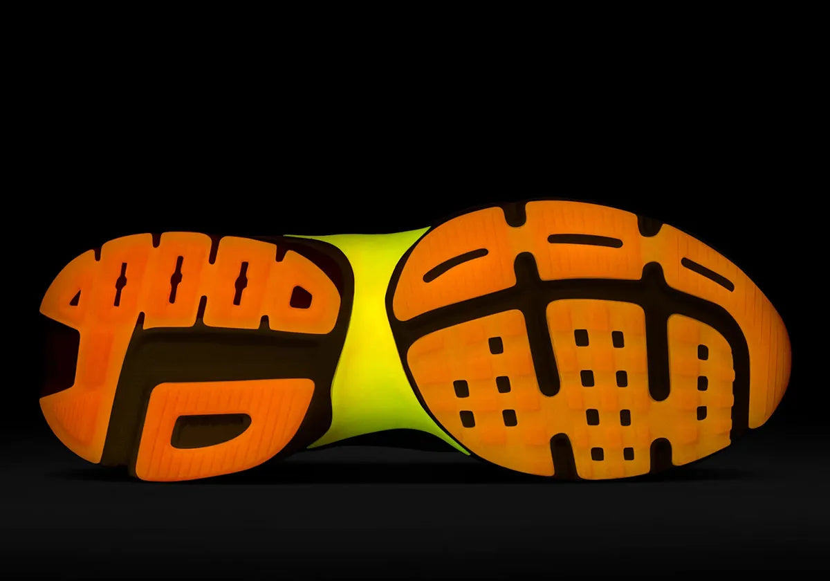 Vue sur la semelle "glow in the dark" du pied droit de la sneakers Nike V2K Run Doernbecher Khovny Vignery en matériaux premium avec design coloré expressif et superpositions techniques running