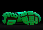 Vue sur la semelle "glow in the dark" du pied gauche de la sneakers Nike V2K Run Doernbecher Khovny Vignery en matériaux premium avec design coloré expressif et superpositions techniques running