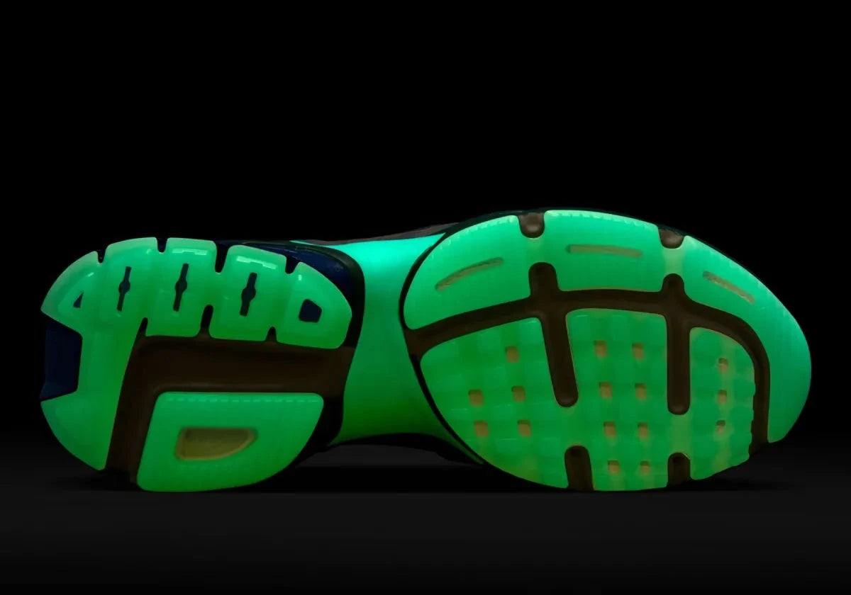 Vue sur la semelle "glow in the dark" du pied gauche de la sneakers Nike V2K Run Doernbecher Khovny Vignery en matériaux premium avec design coloré expressif et superpositions techniques running
