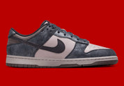 Sneaker Nike Dunk Low Retro NYC CBGB en cuir premium avec détails inspirés du CBGB et de la scène punk rock new-yorkaise.