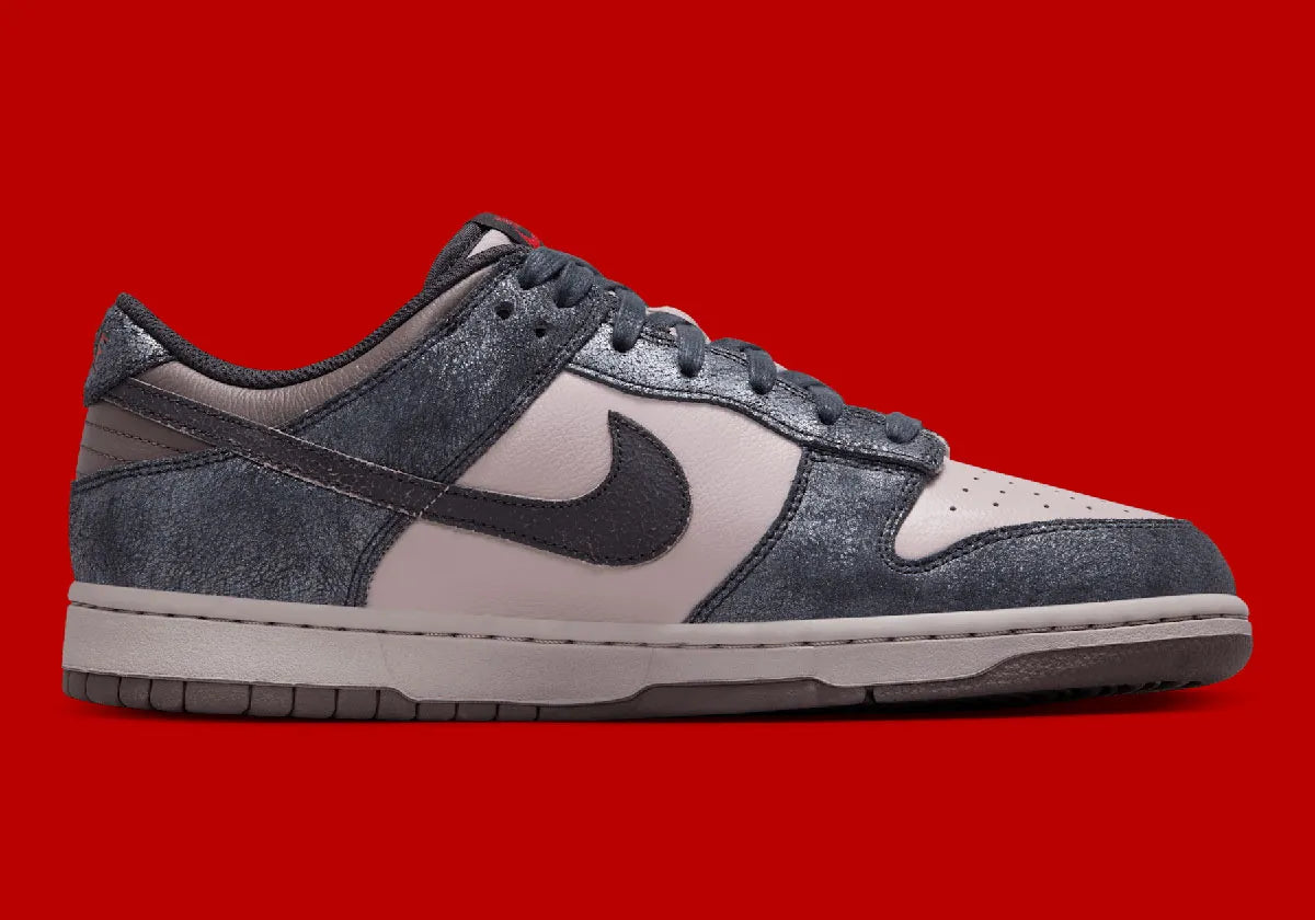 Sneaker Nike Dunk Low Retro NYC CBGB en cuir premium avec détails inspirés du CBGB et de la scène punk rock new-yorkaise.