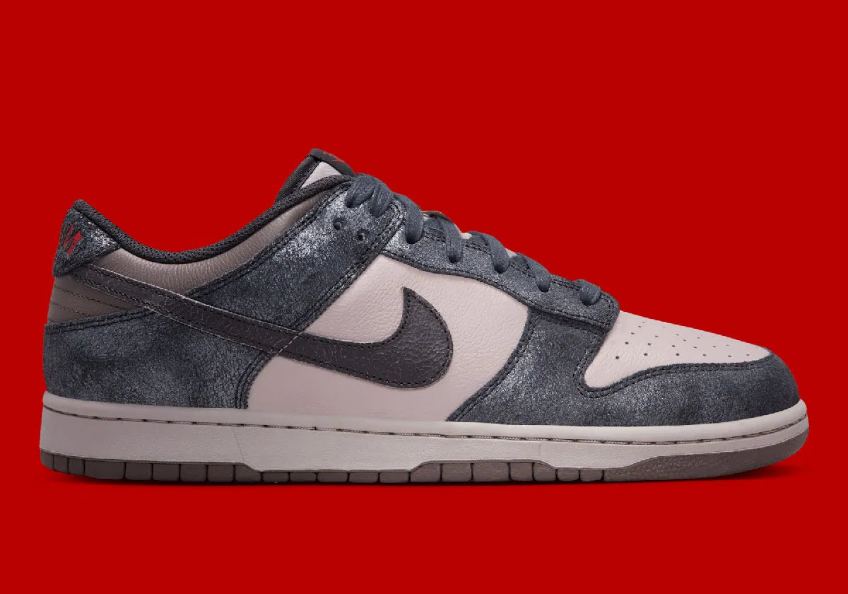Sneaker Nike Dunk Low Retro NYC CBGB en cuir premium avec détails inspirés du CBGB et de la scène punk rock new-yorkaise.