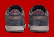  Sneaker Nike Dunk Low Retro NYC CBGB en cuir premium avec détails inspirés du CBGB et de la scène punk rock new-yorkaise.