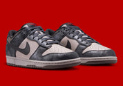 Sneaker Nike Dunk Low Retro NYC CBGB en cuir premium avec détails inspirés du CBGB et de la scène punk rock new-yorkaise.