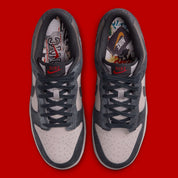 Sneaker Nike Dunk Low Retro NYC CBGB en cuir premium avec détails inspirés du CBGB et de la scène punk rock new-yorkaise.