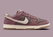 Nike Dunk Low Premium SE Woven Tattoo Gum en textile tissé beige avec motifs artistiques et semelle gum vintage. vue de profil