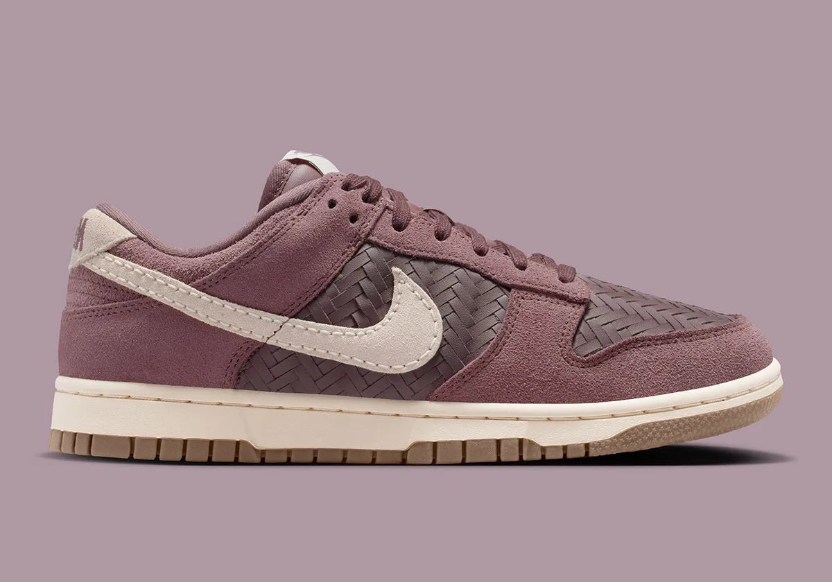 Nike Dunk Low Premium SE Woven Tattoo Gum en textile tissé beige avec motifs artistiques et semelle gum vintage. vue de profil