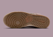 Nike Dunk Low Premium SE Woven Tattoo Gum en textile tissé beige avec motifs artistiques et semelle gum vintage. vue semelle