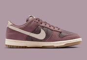 Nike Dunk Low Premium SE Woven Tattoo Gum en textile tissé beige avec motifs artistiques et semelle gum vintage. vue de profil intérieur