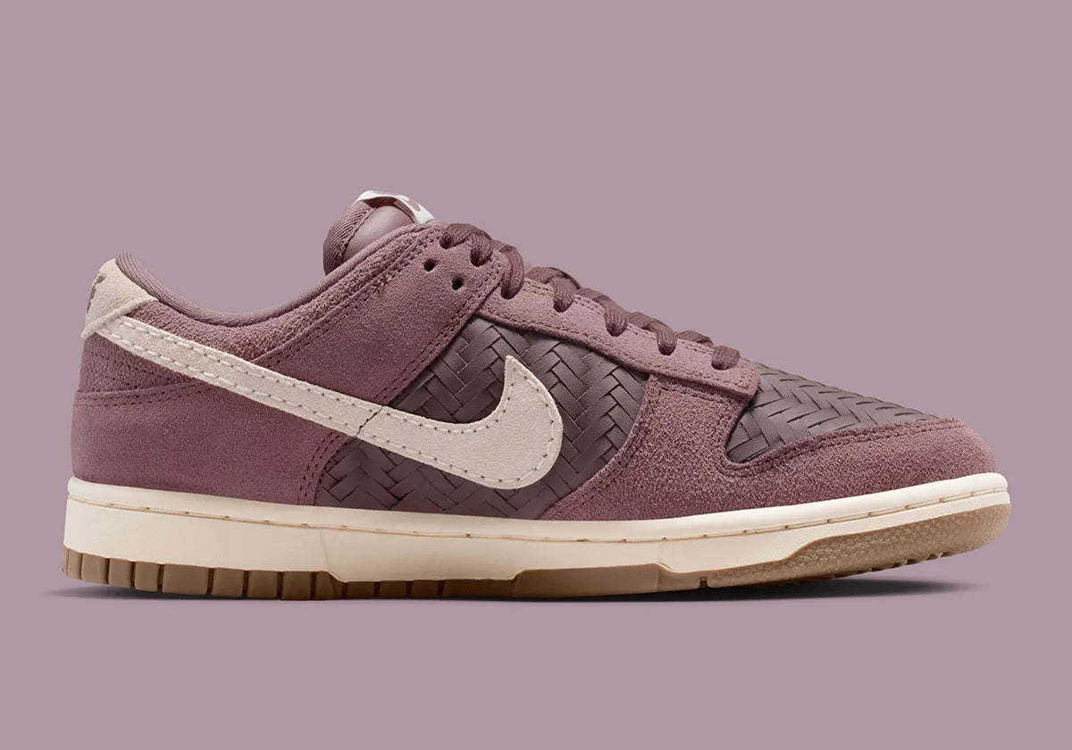 Nike Dunk Low Premium SE Woven Tattoo Gum en textile tissé beige avec motifs artistiques et semelle gum vintage. vue de profil intérieur
