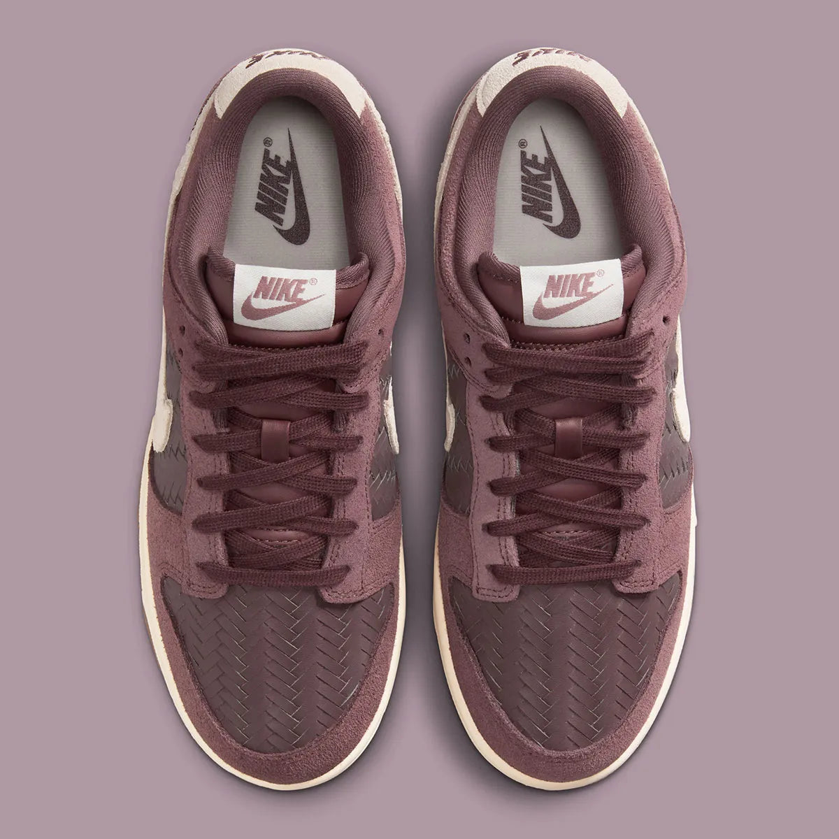 Nike Dunk Low Premium SE Woven Tattoo Gum en textile tissé beige avec motifs artistiques et semelle gum vintage. vue de dessus