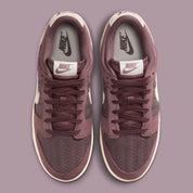 Nike Dunk Low Premium SE Woven Tattoo Gum en textile tissé beige avec motifs artistiques et semelle gum vintage. vue de dessus