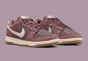 Nike Dunk Low Premium SE Woven Tattoo Gum en textile tissé beige avec motifs artistiques et semelle gum vintage. vue de 3/4